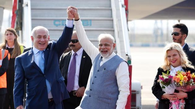 Prime Minister Narendra Modi welcomes Israeli Prime Minister Benjamin Netanyahu and his wife Sara Netanyahu ( r) on their arrival at the Air Force Palam airport Station in New Delhi, India, on Sunday.(Arvind Yadav/HT PHOTO)