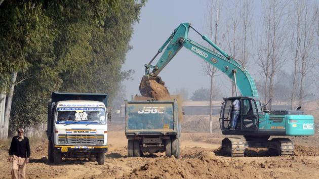 While the 80.8-km stretch Phagwara-Rupnagar is being widened by the National Highways Authority of India (NHAI), the 39.4-km Jalandhar-Hoshiarpur project is with the public works department(Pardeep Pandit/HT)