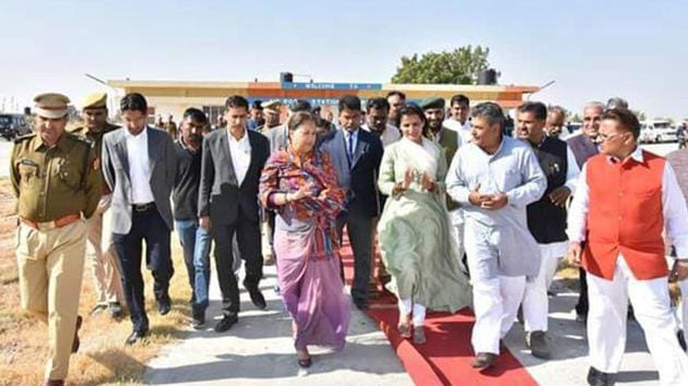 CM Vasundhara Raje reviews the preparations on the eve of PM Narendra Modi's Pachpadra visit, in Barmer on Monday. (HT Photo) CM Vasundhara Raje reviews the preparations on the eve of PM Narendra Modi's Pachpadra visit, in Barmer on Monday. (HT Photo)
