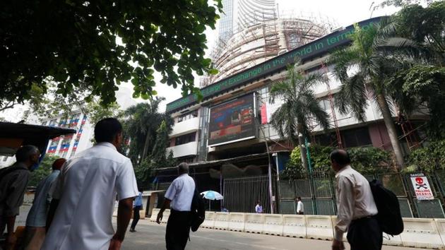 People walk past the Bombay Stock Exchange (BSE) building in Mumbai, India, December 18, 2017. (REUTERS) People walk past the Bombay Stock Exchange (BSE) building in Mumbai, India, December 18, 2017. (REUTERS)
