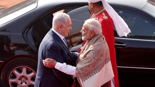 Israeli Prime Minister Benjamin Netanyahu shakes hands with his Indian counterpart Narendra Modi at his ceremonial reception in New Delhi, India, January 15, 2018. (REUTERS) Israeli Prime Minister Benjamin Netanyahu shakes hands with his Indian counterpart Narendra Modi at his ceremonial reception in New Delhi, India, January 15, 2018. (REUTERS)