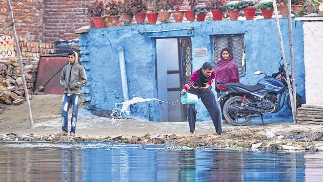 Sewer water in the area flows back into a pond in Aya Nagar. (Burhaan Kinu/HT Photo) Sewer water in the area flows back into a pond in Aya Nagar. (Burhaan Kinu/HT Photo)