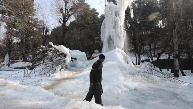 Kashmir is currently under the grip of Chillai-Kalan, a 40-day harshest period of winter when the chances of snowfall are most frequent and temperature drops considerably. (HT Photo) Kashmir is currently under the grip of Chillai-Kalan, a 40-day harshest period of winter when the chances of snowfall are most frequent and temperature drops considerably. (HT Photo)