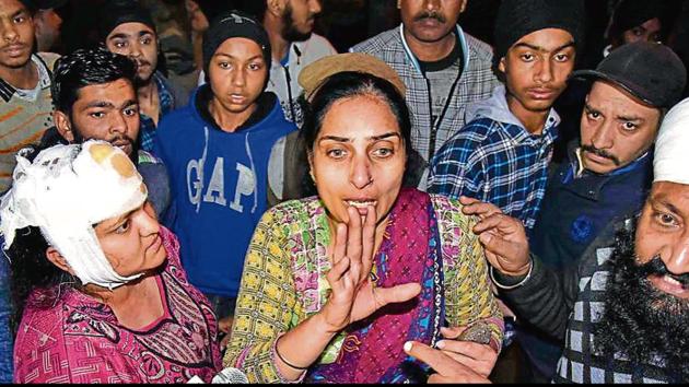 (From right) Victims Charanjit Singh, his sister Manpreet Kaur and his wife Kulwinder Kaur arguing with police personnel after the attack at Field Gunj area in Ludhiana on Sunday. (HT Photo) (From right) Victims Charanjit Singh, his sister Manpreet Kaur and his wife Kulwinder Kaur arguing with police personnel after the attack at Field Gunj area in Ludhiana on Sunday. (HT Photo)