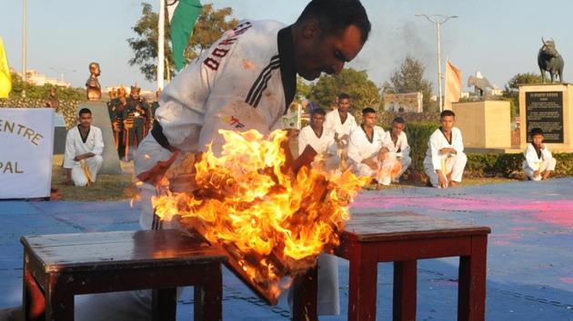 One of the highlights of the day’s celebrations at Yodhasthal, Bhopal was a Taekwondo display by army personnel and a musical bonanza by students of Army Public School. (Mujeeb Faruqui / HT Photo)
