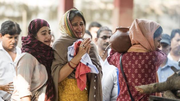Katoch’s daughters performed the last rites. (Satish Bate/HT Photo) Katoch’s daughters performed the last rites. (Satish Bate/HT Photo)
