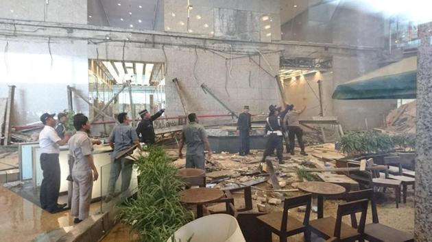 Workers and security examine the damage after a mezzanine floor collapsed at the Indonesia Stock Exchange building in Jakarta, Indonesia. (Reuters Photo) Workers and security examine the damage after a mezzanine floor collapsed at the Indonesia Stock Exchange building in Jakarta, Indonesia. (Reuters Photo)