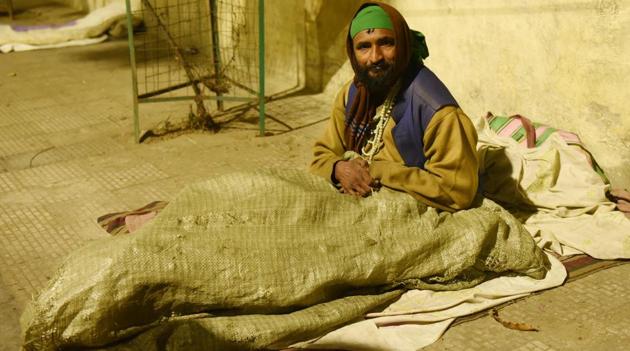 Wrapped in wornout, soiled and smelly sweaters or gown-like plastic sheets made of discarded sacks, they had layered their pavement beds with paper thin blankets, old newspapers and virtually everything that one expects in a garbage pile. (Subhankar Chakraborty/HT Photo) Wrapped in wornout, soiled and smelly sweaters or gown-like plastic sheets made of discarded sacks, they had layered their pavement beds with paper thin blankets, old newspapers and virtually everything that one expects in a garbage pile. (Subhankar Chakraborty/HT Photo)