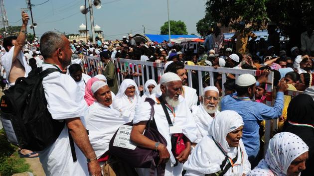 Haj pilgrims wave goodbyes to relatives and friends at Taj-ul-masajid transit point before leaving for Haj in Bhopal, in 2015.(HT File)