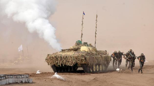 Soldiers respresneting a tank regiment in action during a Army fire drill exercise at KK Range, Ahmednagar in Pune. (HT PHOTO) 