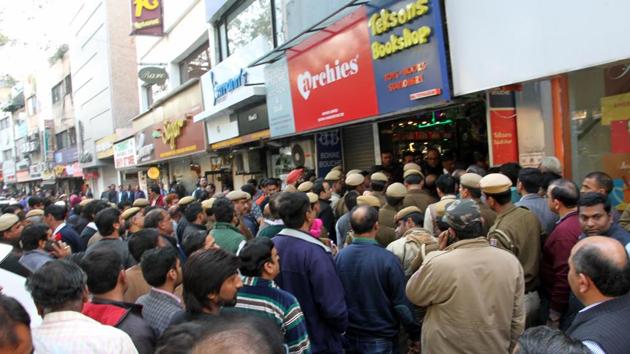 South Delhi Municipal Corporation sealed the basements of 35 establishments in Defence Colony on Tuesday even as shop owners claimed they had the revised building plans. (HT Photo) South Delhi Municipal Corporation sealed the basements of 35 establishments in Defence Colony on Tuesday even as shop owners claimed they had the revised building plans. (HT Photo)