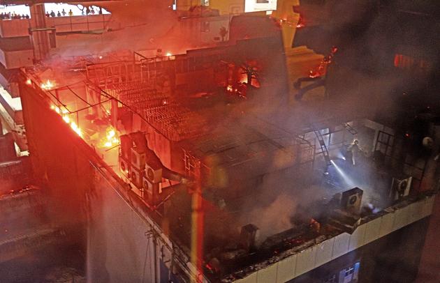 In Decembers, last year, a restaurant at Kamala Mills in Mumbai was gutted in fire. The restaurant was found to have no fire safety measures in place.(HT File Photo)