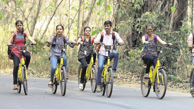 tudents using the Ofo cycles at the SPPU campus in Pune.(Rahul Raut/HT PHOTO)