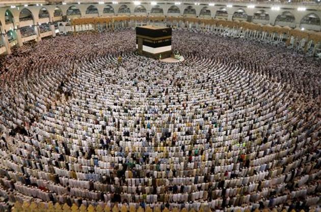 Muslims pray at the Grand mosque during the annual Haj pilgrimage in Mecca, Saudi Arabia on August 29, 2017. (REUTERS) Muslims pray at the Grand mosque during the annual Haj pilgrimage in Mecca, Saudi Arabia on August 29, 2017. (REUTERS)