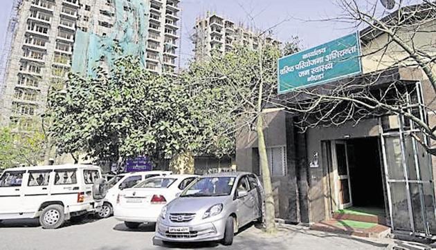 Noida authority chief executive officer (CEO) Alok Tandon on Wednesday suspended project engineer BK Singh fter conducting an inquiry, which was initiated after multiple complaints from residents.(HT Photo)