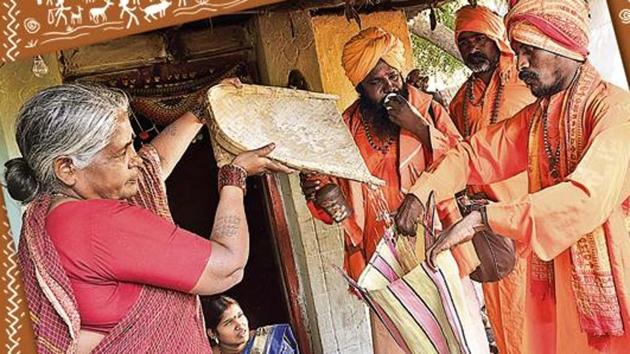 Nomads belonging to the Masan Jogis of Arjapur village in Nanded seek alms for their daily needs. (Anshuman Poyrekar / HT Photo) Nomads belonging to the Masan Jogis of Arjapur village in Nanded seek alms for their daily needs. (Anshuman Poyrekar / HT Photo)