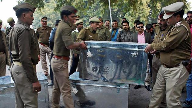 Policemen carry boxes of demonetised notes worth Rs 97 crore that was recovered after a raid in Kanpur on Wednesday. (PTI Photo) Policemen carry boxes of demonetised notes worth Rs 97 crore that was recovered after a raid in Kanpur on Wednesday. (PTI Photo)