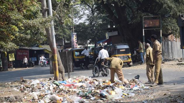 PMC hasn’t been able to fine people responsible for dumping debris on the riverbed and hence, many are of the opinion that the new rules by the PMC are toothless.(Pratham Gokhale/HT) PMC hasn’t been able to fine people responsible for dumping debris on the riverbed and hence, many are of the opinion that the new rules by the PMC are toothless.(Pratham Gokhale/HT)