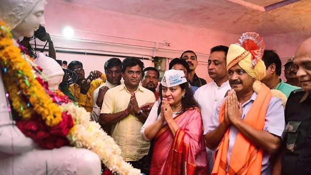 Delhi chief minister Arvind Kejriwal and Aam Aadmi Party leader Preeti Sharma Menon pay tribute to Rajmata Jijabai on the occasion of her birth anniversary at Buldhana in Maharashtra on Friday.(PTI)