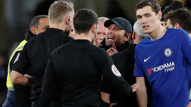 Chelsea manager Antonio Conte argues with referee Graham Scott during the FA Cup third round match against Norwich City at Stamford Bridge in London on Wednesday.(Reuters)