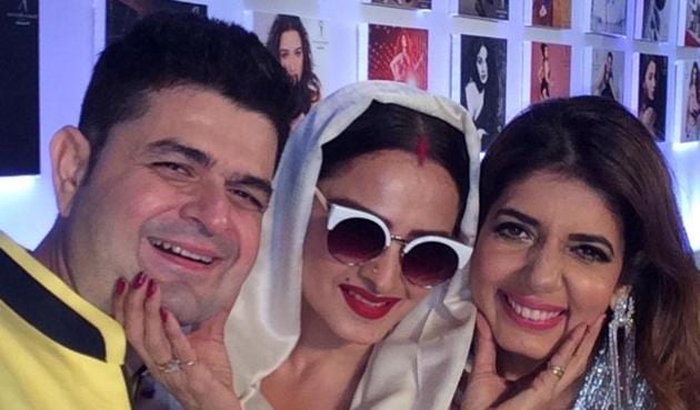 Rekha praises Dabbo Ratnani at his calendar launch in Mumbai.(Twitter@DabbooRatnani)