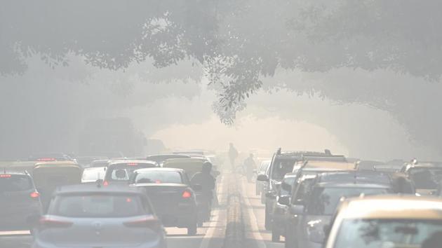 Delhi on Thursday recorded a maximum temperature of 27.7 degree Celsius, eight points above normal, making it the warmest January day in eight years. (Sanchit Khanna/HT PHOTO) Delhi on Thursday recorded a maximum temperature of 27.7 degree Celsius, eight points above normal, making it the warmest January day in eight years. (Sanchit Khanna/HT PHOTO)