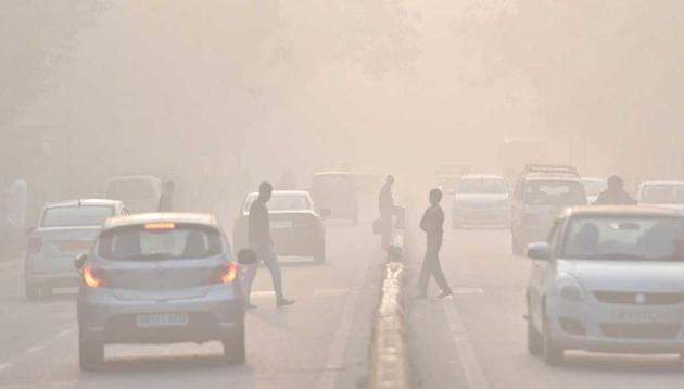 Delhi was covered in a thick blanket of fog on Friday morning. (Sachit Khanna / HT Photo) Delhi was covered in a thick blanket of fog on Friday morning. (Sachit Khanna / HT Photo)