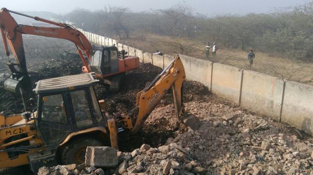 As per the MCG record, every day, more than 1,000 tonnes of waste from Gurgaon and Faridabad are dumped at the defunct Bandhwari waste treatment plant.(HT PHOTO)