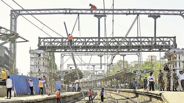 The armymen and railway workers lay a girder for a new foot overbridge in Ambivli in Kalyan on Thursday. (RISHIKESH CHOUDHARY/HT) The armymen and railway workers lay a girder for a new foot overbridge in Ambivli in Kalyan on Thursday. (RISHIKESH CHOUDHARY/HT)