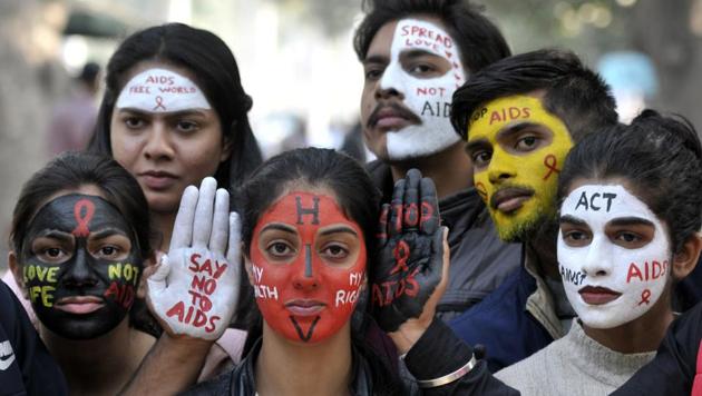 Students with painted faces spread messages on AIDS at Chandigarh. (HT Photo)