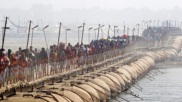 Devotees cross a pontoon bridge after taking a holy dip at Sangam, the confluence of the Ganges, Yamuna and Saraswati rivers, during Magh Mela festival in Allahabad on January 16, 2018. (Jitendra Prakash / REUTERS) Devotees cross a pontoon bridge after taking a holy dip at Sangam, the confluence of the Ganges, Yamuna and Saraswati rivers, during Magh Mela festival in Allahabad on January 16, 2018. (Jitendra Prakash / REUTERS)