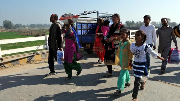 Border villagers move with their belongings to a safer place during shelling from the Pakistani side of the border at Arnia sector, in Jammu, on January 19. (Nitin Kanotra /HT Photo) Border villagers move with their belongings to a safer place during shelling from the Pakistani side of the border at Arnia sector, in Jammu, on January 19. (Nitin Kanotra /HT Photo)