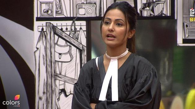 Hina Khan lost Bigg Boss 11 trophy to Shilpa Shinde. Hina Khan lost Bigg Boss 11 trophy to Shilpa Shinde.