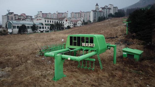A ski lift near the resort lies deserted. Attempts to reopen the Heul-ri resort with new funding have come to naught. The latest plan from Korean investor Alps Seven Resort promised 80 billion won ($75 million) to renovate the existing slopes and condos, and build more accommodation plus a theme park. But it failed to meet the deadline for payments and the scheme was scrapped. (Ed Jones / AFP) A ski lift near the resort lies deserted. Attempts to reopen the Heul-ri resort with new funding have come to naught. The latest plan from Korean investor Alps Seven Resort promised 80 billion won ($75 million) to renovate the existing slopes and condos, and build more accommodation plus a theme park. But it failed to meet the deadline for payments and the scheme was scrapped. (Ed Jones / AFP)