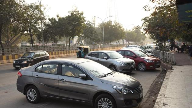 Unauthorised parking is a major problem in Noida.(Virendra Singh Gosain/HT PHOTO)