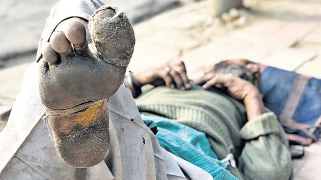 Rajkumar’s foot was dressed by some good Samaritans at a gurdwara. (Mayank Austen Soofi / HT Photo) Rajkumar’s foot was dressed by some good Samaritans at a gurdwara. (Mayank Austen Soofi / HT Photo)