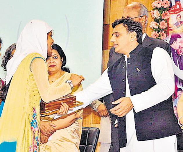 Nazia being felicitated with the ‘Rani Laxmi Bai Bravery Award’ in 2016 by the then UP chief minister Akhilesh Yadav. (HT File) Nazia being felicitated with the ‘Rani Laxmi Bai Bravery Award’ in 2016 by the then UP chief minister Akhilesh Yadav. (HT File)