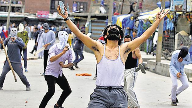 The home ministry has initiated talks with the Jammu and Kashmir government to review cases involving repeat instances of stone-pelting.(Reuters File Photo)