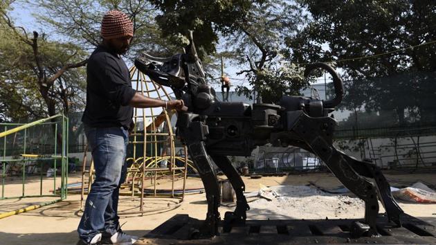 An artist works on a sculpture ‘A Dog’ at Millennium Park. (Burhaan Kinu/HT PHOTO) An artist works on a sculpture ‘A Dog’ at Millennium Park. (Burhaan Kinu/HT PHOTO)