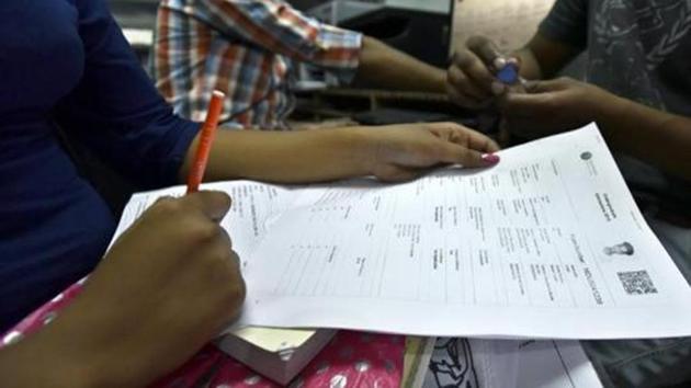 Students filling up Delhi University admission form in New Delhi.(HT File Photo)