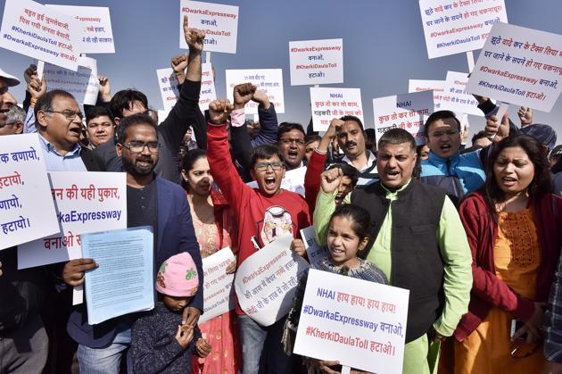 Homebuyers assembled in Sector 84 on Saturday and marched towards the Kherki Daula toll plaza. (Sanjeev Verma/HT PHOTO) Homebuyers assembled in Sector 84 on Saturday and marched towards the Kherki Daula toll plaza. (Sanjeev Verma/HT PHOTO)