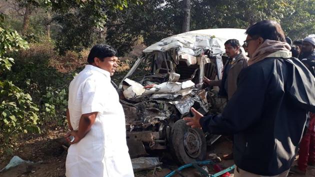 Locals near Dumka gather around the mangled remains of the SUV in which eight people killed.(HT PHOTO)