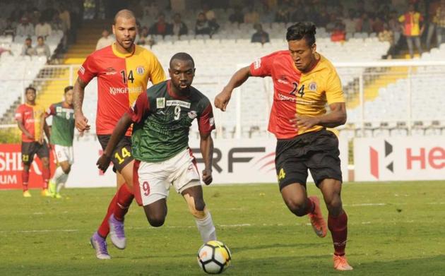 Dipanda Dicka (no. 9, green-and-maroon) scored a brace as Mohun Bagan defeated East Bengal 2-0 in the second Kolkata derby of the I-League season on Sunday.(Samir Jana/HT Photo)