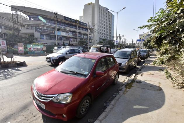 Cars parked illegally outside the Baani Square Mall in Sector 50 impedes the movement of commuters. (Sanjeev Verma/HT PHOTO) Cars parked illegally outside the Baani Square Mall in Sector 50 impedes the movement of commuters. (Sanjeev Verma/HT PHOTO)