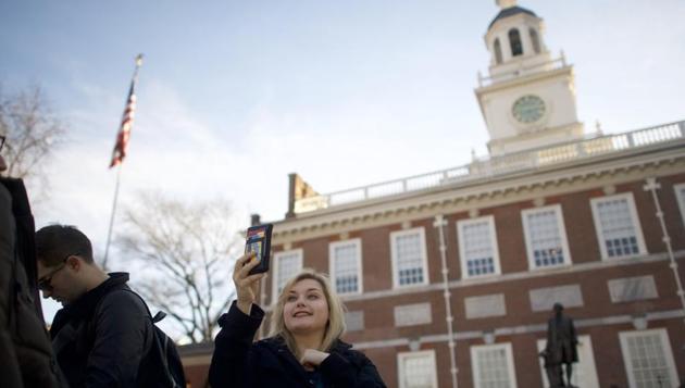 A tourist takes a selfie in front of the shuttered Independence Hall after the government shutdown on Saturday in Philadelphia.(AFP Photo) A tourist takes a selfie in front of the shuttered Independence Hall after the government shutdown on Saturday in Philadelphia.(AFP Photo)