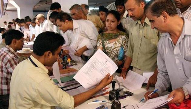 People Filing the Income Tax Return at Income Tax office Mayur Bhawan in the New Delhi.(Hindustan Times File Photo)