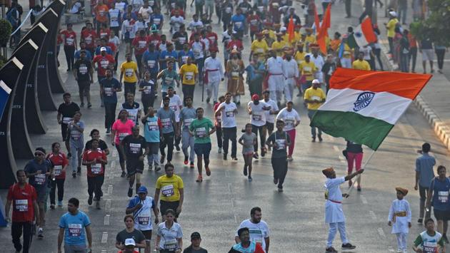 Marathon runners during its 15th edition at Worli. Marathon events like this one and others have also emphasised fitness, diet and healthier lifestyles. The only facet still missing from the Mumbai Marathon is perhaps a winner from India in the open event. (Satyabrata Tripathy / HT Photo)