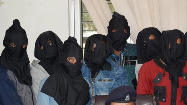 Eight members of a gang of mobile snatchers were arrested by the Masuri police, along with a team from the crime branch, near the Masuri rail bridge on Sunday morning. Eight members of a gang of mobile snatchers were arrested by the Masuri police, along with a team from the crime branch, near the Masuri rail bridge on Sunday morning.