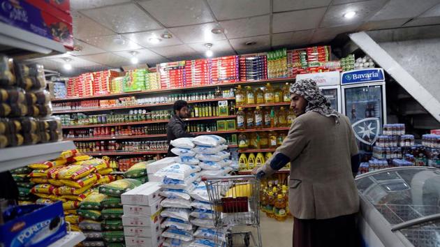 Yemenis shop at a supermarket in the capital, Sanaa, after the Yemeni currency rose 16 percent against the dollar on January 18, 2018. For more than a year, the government has been unable to pay salaries and the riyal has more than halved in value against the dollar, leaving Yemenis unable to afford food staples and bottled water. (AFP Photo) Yemenis shop at a supermarket in the capital, Sanaa, after the Yemeni currency rose 16 percent against the dollar on January 18, 2018. For more than a year, the government has been unable to pay salaries and the riyal has more than halved in value against the dollar, leaving Yemenis unable to afford food staples and bottled water. (AFP Photo)
