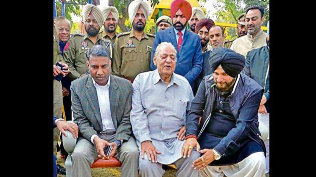 Punjab local bodies minister Navjot Singh Sidhu (right) and Amritsar police commissioner SS Srivastava with Green Avenue resident, Naval Kishore (centre), in Amritsar on Sunday. The video of a snatching from Kishore’s granddaughter in the locality had gone viral and Sidhu had come to meet the family. (Sameer Sehgal/HT) Punjab local bodies minister Navjot Singh Sidhu (right) and Amritsar police commissioner SS Srivastava with Green Avenue resident, Naval Kishore (centre), in Amritsar on Sunday. The video of a snatching from Kishore’s granddaughter in the locality had gone viral and Sidhu had come to meet the family. (Sameer Sehgal/HT)